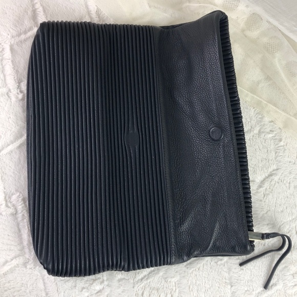 Vince Camuto Karli Ribbed Clutch Black - Picture 5 of 8